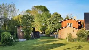 a yard with a house and a fence at Ferienhaus Flotte Biene Buggow nahe Usedom in Rubkow