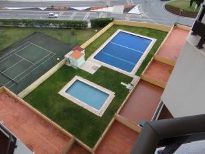 בריכת השחייה שנמצאת ב-Estudio Clube dos Arcos או באזור
