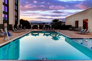 Swimming pool sa o malapit sa Doubletree by Hilton Arlington DFW South