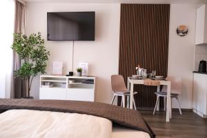 a bedroom with a bed and a table with chairs at Albview-Apartment1 -zentral-Nähe Klinik-Therme-Agilent in Waldbronn