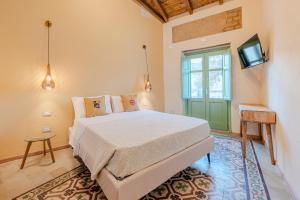 ein Schlafzimmer mit einem Bett und einer grünen Tür in der Unterkunft Casa Bonesu in Càbras