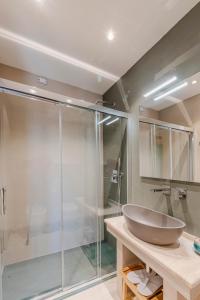 ein Badezimmer mit Waschbecken und Glasdusche in der Unterkunft Casa Bonesu in Càbras