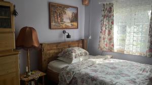 a bedroom with a bed and a window at Chatka Oli in Zubacze