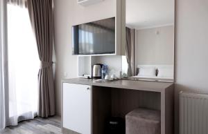 a bathroom with a sink and a mirror at Hotel Green Rock in Kvariat'i