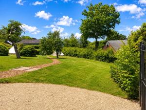 a garden with a fence and grass at Glamping Privé 2 tentes pour vous sur le mont à Tilff in Esneux