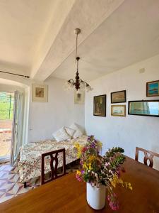 a bedroom with a bed and a table with flowers at Appartamento con terrazza vista mare nel borgo in Framura