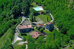 an aerial view of a house with a swimming pool at Agriturismo Podere La Casaccia in Poppi