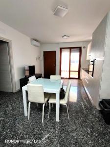 a kitchen with a table and chairs in a room at Brezza Marina in Tortoreto Lido +7 photos