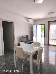 a white table and chairs in a living room at Brezza Marina in Tortoreto Lido