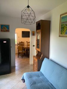 ein Wohnzimmer mit einer blauen Couch und ein Esszimmer in der Unterkunft Norbin in Gračišče