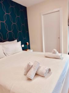two towels sitting on top of a bed at Suite in Centro in Vasto