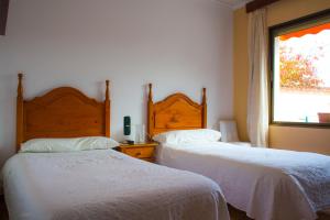 A bed or beds in a room at Hotel Bon Lloc
