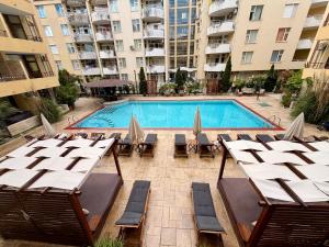 an overhead view of a swimming pool with tables and chairs at Complex Sands Holiday Apartments in Sunny Beach