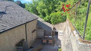 an overhead view of a patio with a table and chairs at La maison COP&CO in Murat-sur-Vèbre
