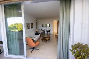 a living room with a view of a living room at appartement gelegen aan de golfbaan op La Quinta Benahavis Marbella in Benahavís