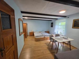 a room with a bed and a table and a room with a bed at Zachęta in Sokolec