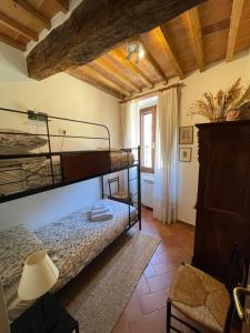 a bedroom with two bunk beds and a window at Casetta Marilà in Lucignano