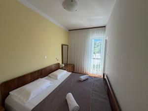 a bedroom with a bed with two pillows and a window at Studio Apartmani ISRA in Palit