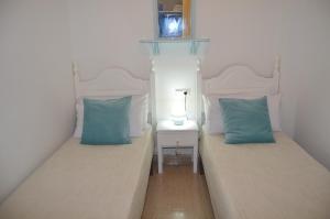 2 camas con almohadas azules en un dormitorio en Villa Cristal II 7507 - Resort Choice, en Los Nietos