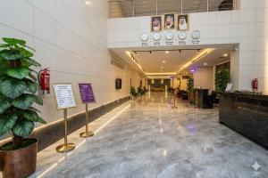 an empty lobby of a hospital with a potted plant at فندق برهان الهدى in Mecca