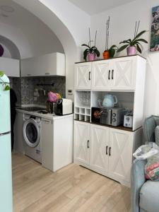 a kitchen with a washer and a washing machine at Hostel Brikette in Positano