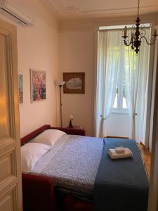 a bedroom with a bed and a window at Il Limone A San Pietro - Vatican in Rome