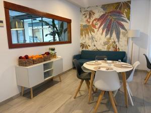 a dining room with a table and chairs and a mirror at Hotel Celymar in Benidorm