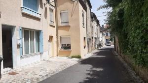 an empty street in a city with buildings at 4 étoiles spacieux Gîte centre-ville, terrasse ensoleillée, parking et Wi-Fi in Magnac-Laval