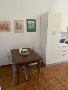 a kitchen with a table and chairs and a refrigerator at Il Limone A San Pietro - Vatican in Rome
