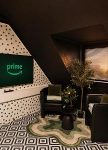 a living room with a green sign on a wall at Atelier de Lisa in Forbach
