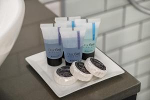 a tray with three differentiatesiatesiatesiatesiatesktop at City Port Hotel by Sea N Rent in Haifa