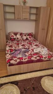a bed in a bedroom with a wooden bed frame at Vila Mirel in Eforie Nord