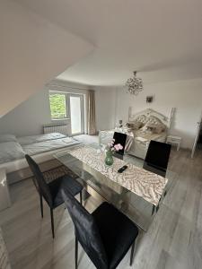 a room with a table and chairs and a bed at Maziarówka in Basznia Dolna