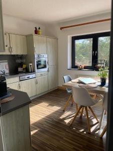eine Küche mit Tisch und Stühlen in einem Zimmer in der Unterkunft Design Quartier 6 Family&Business in Neunkirchen