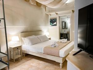 a bedroom with a bed with two towels on it at Lues Incanto in Ragusa