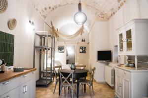 a kitchen with a table and chairs in a room at Lues Incanto in Ragusa