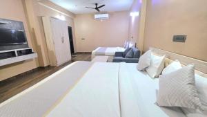 a hotel room with a large bed and a couch at Avante Palace in Rānchī