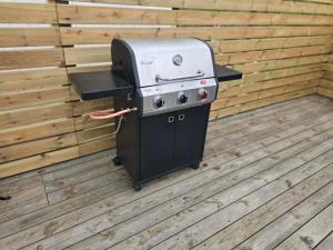 a grill sitting on top of a wooden deck at Romantic Getaway in Fludir
