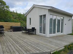 a house with a deck with a table and chairs at Romantic Getaway in Fludir