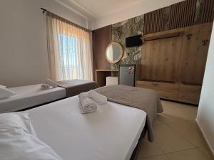 เตียงในห้องที่ Hotel Avra