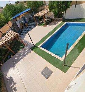 an overhead view of a swimming pool in a yard at Shamsa Chalet in Al Mazār