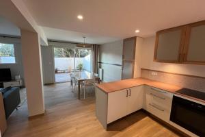 a kitchen and dining room with a dining table at Maison proche grande plage in Quiberon