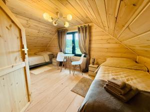 ein Schlafzimmer mit einem Bett in einem Holzzimmer in der Unterkunft Venice barn Przełazy in Przełazy
