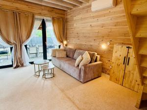 ein Wohnzimmer mit Sofa und Tisch in der Unterkunft Venice barn Przełazy in Przełazy