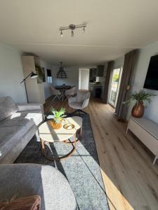 ein Wohnzimmer mit Sofa und Tisch in der Unterkunft It Paradys in Dronrijp