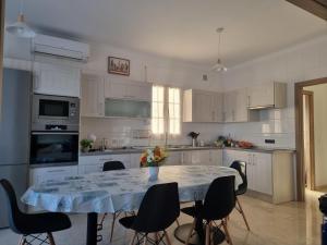 a kitchen with a table and chairs in it at villa piscina y vistas espectaculares a la montana , gran terraza y aire acondicionado in Cuevas del Almanzora
