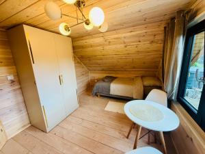 ein Schlafzimmer mit einem Bett und einem Tisch in einem Zimmer in der Unterkunft Venice barn Przełazy in Przełazy