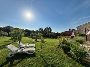 a bench sitting in the grass in a yard at Casa Viva in Umag