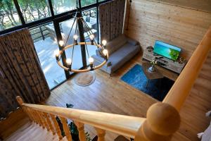 an overhead view of a living room with a chandelier at Verde Motsameta in Motsameta