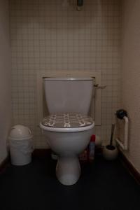 a bathroom with a toilet with a lid on it at Beau studio Pra loup 1500 in Pra-Loup
